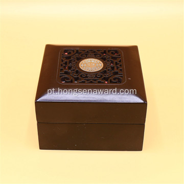 Caixa de ornamento de madeira marrom